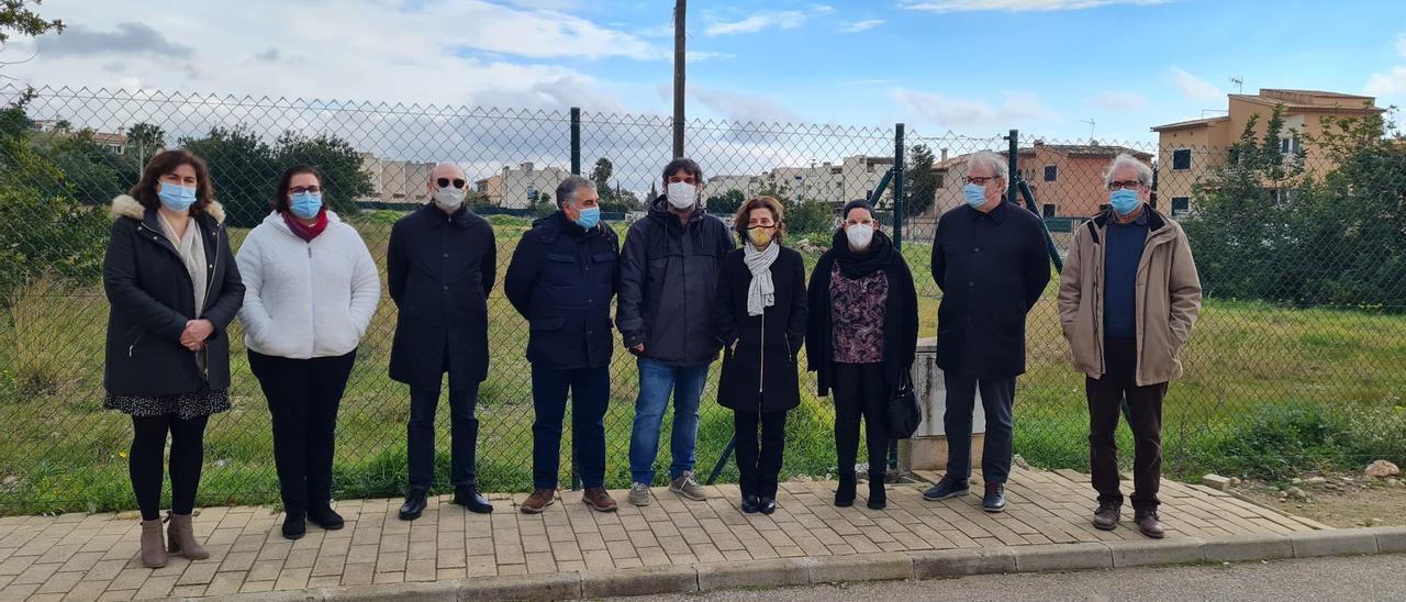 Autoridades posan ante el solar donde se construirá la residencia de Bunyola.