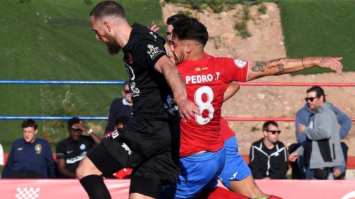 Marc Castells, del Olot, ante el Atlético Saguntino