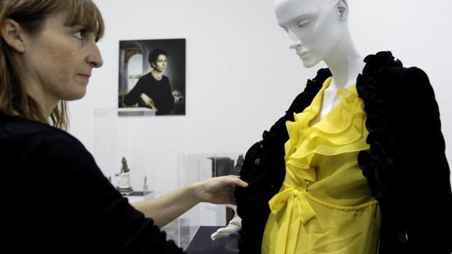 Uno de los conjuntos que pueden contemplarse en la exposición &quot;Maria Callas. Una donna, una voce, un mito&quot;, que reúne desde hoy en Valencia vestidos y joyas de sus actuaciones.