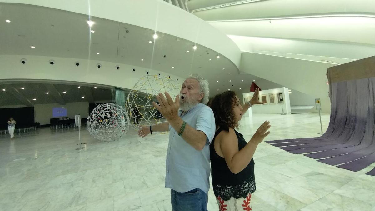 Llorenç Barber y Montserrat Palacios ensayan sus voces, este viernes, en el Palacio de Congresos de Calatrava.