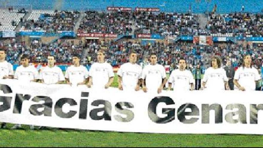 Los jugadores de la selección española, con la pancarta en recuerdo del médico vigués Genaro Borrás. / Javier Barbancho