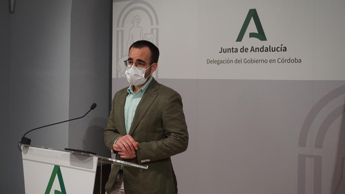 El delegado territorial de Empleo, Formación, Trabajo Autónomo, Transformación Económica, Industria, Conocimiento y Universidades de la Junta de Andalucía en Córdoba, Ángel Herrador, en rueda de prensa.