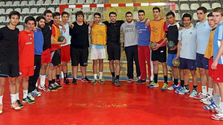 Los juveniles del Academia Octavio Pizza Móvil, con su entrenado Jabato en el centro, ayer en As Travesas. // Marta G. Brea