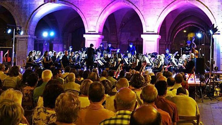 La Unió Musical del Bages convenç en el seu concert a la plaça Major