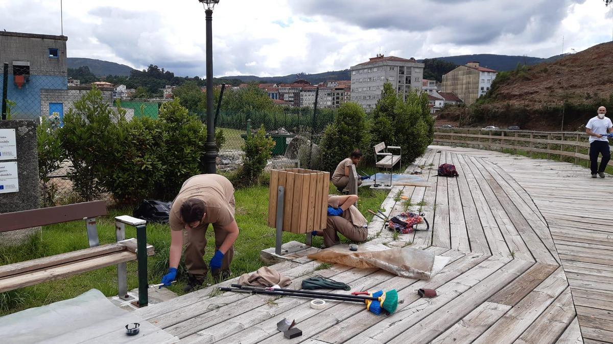 Alumnos un taller de empleo anterior reparan un paseo en Redondela.