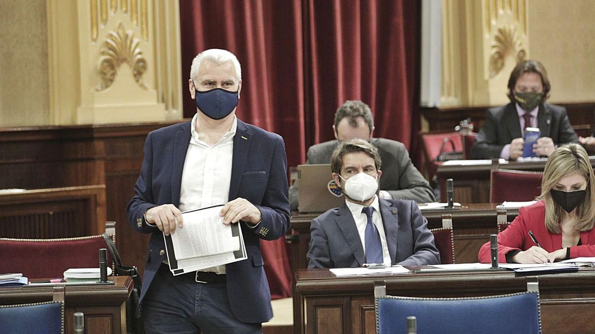 Melià, entre las bancadas del hemiciclo del Parlament. | M. MIELNIEZUK