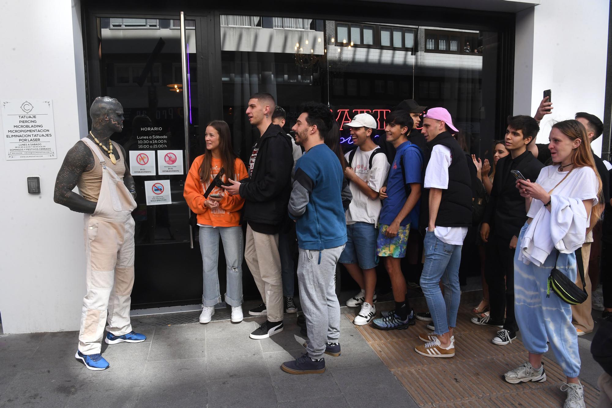 Black Alien, el hombre que aspira a convertirse en “alienígena”, visita A Coruña