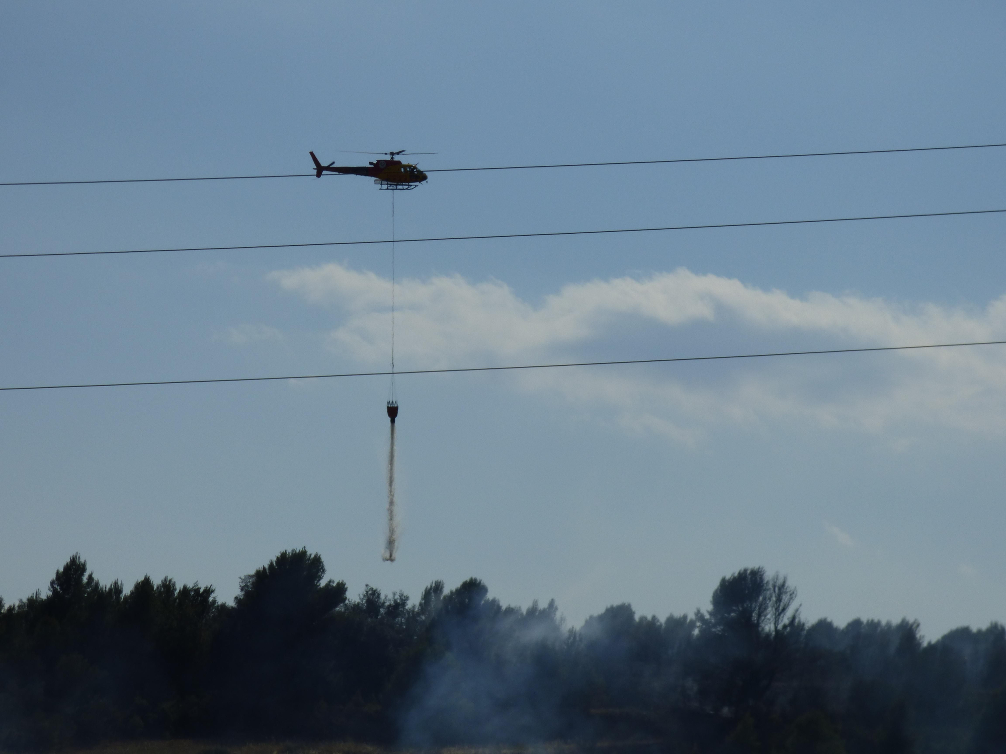 Un incendi ha cremat 3,5 hectàrees al costat de l'Ap7 a Vilafant