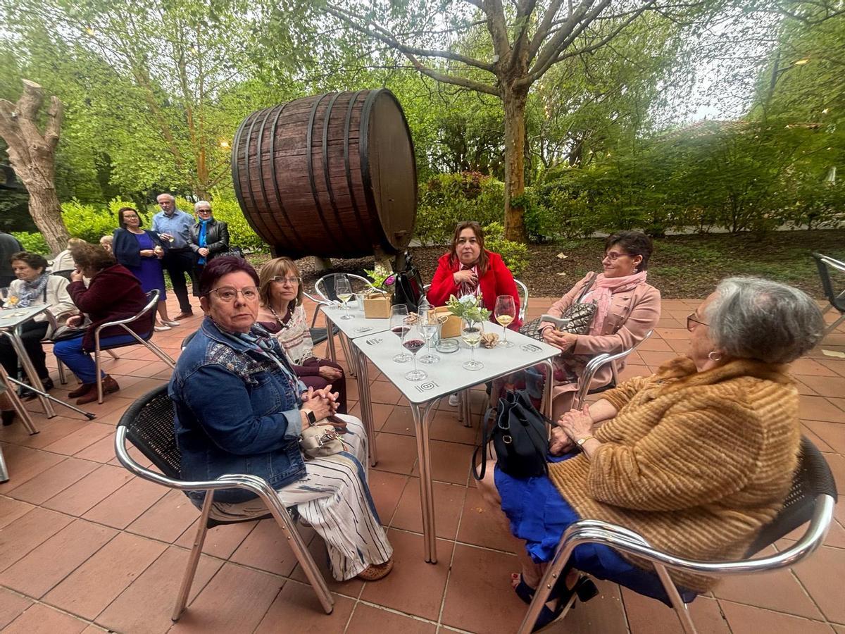 La fiesta de los pensionistas de Lugones para homenajear a su "jubilado mayor" La fiesta de los pensionistas de Lugones para homenajear a su "jubilado mayor"