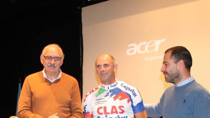 Rominger, en el centro, tras ponerse el maillot del Clas.