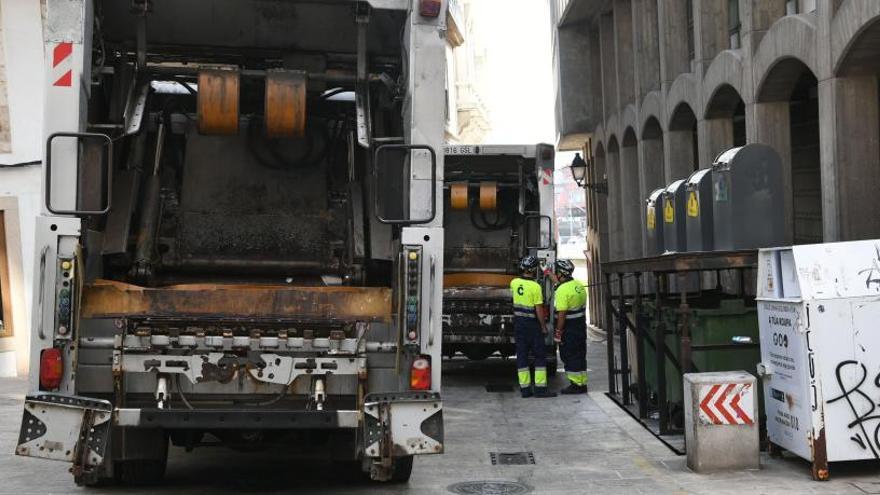 Un camión de la recogida de la basura, en las calles de la Ciudad Vieja.