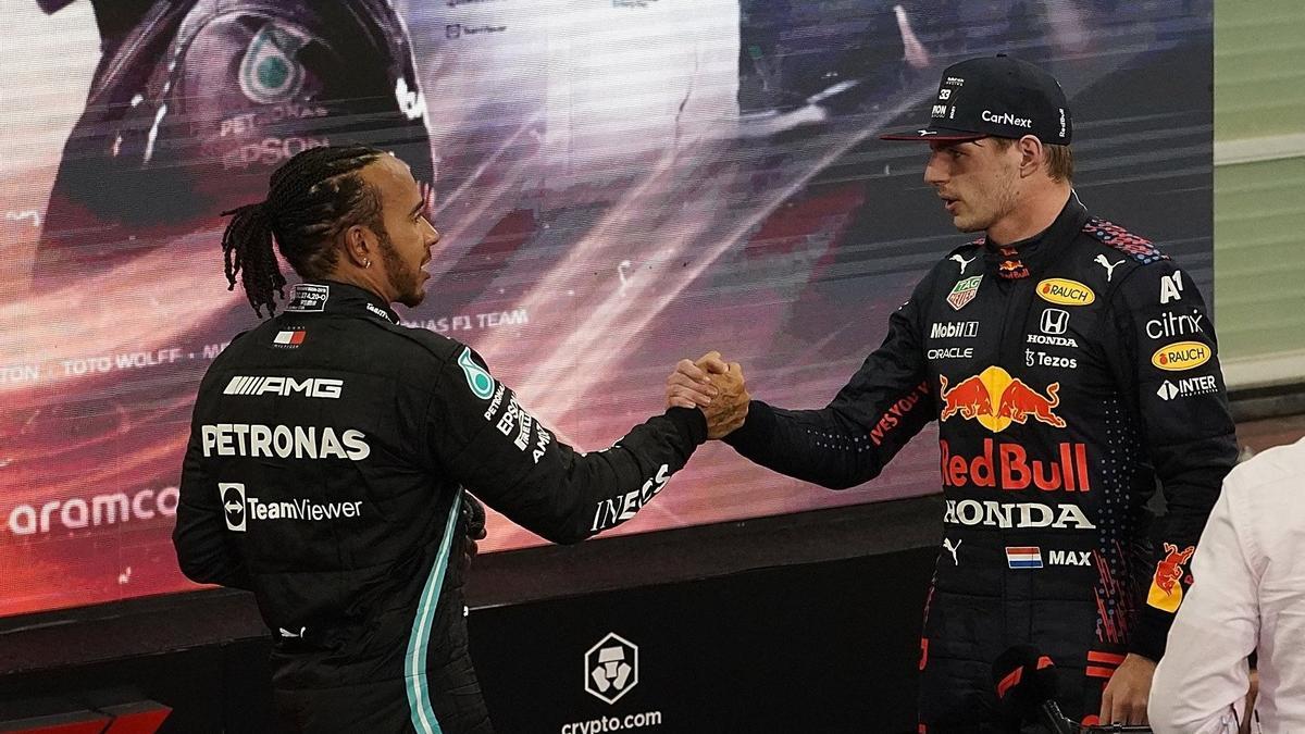 Lewis Hamilton saluda a Max Verstappen tras la carrera de Abu Dabi.