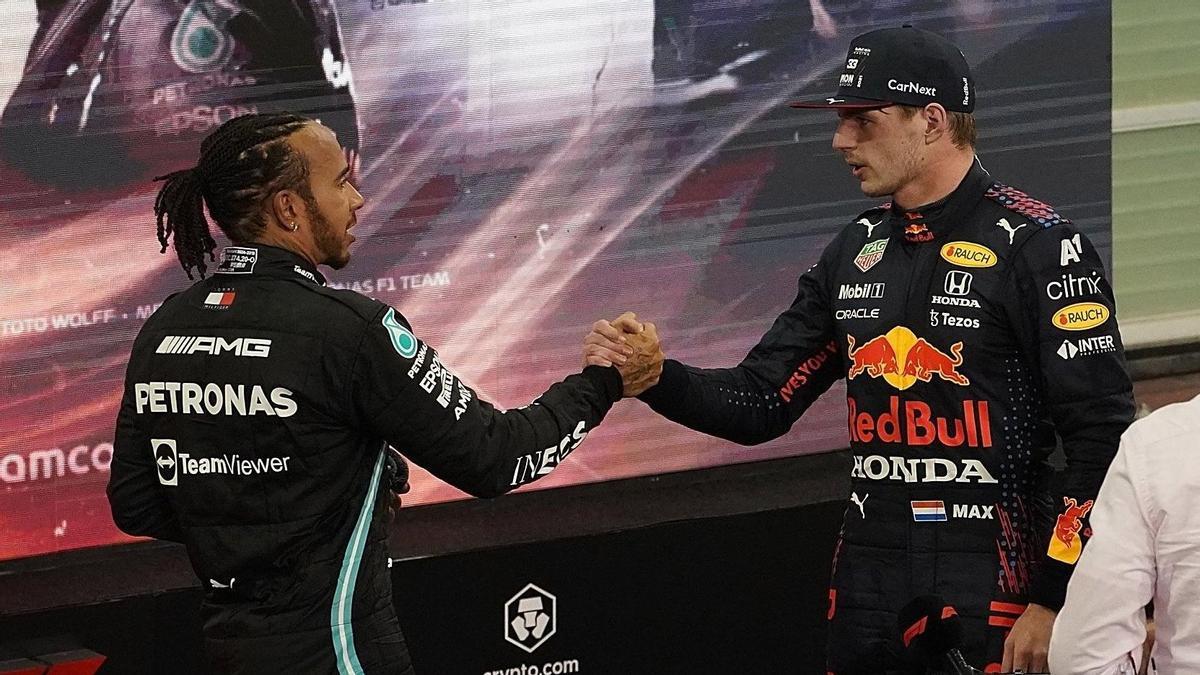 Lewis Hamilton saluda a Max Verstappen tras la carrera de Abu Dabi.