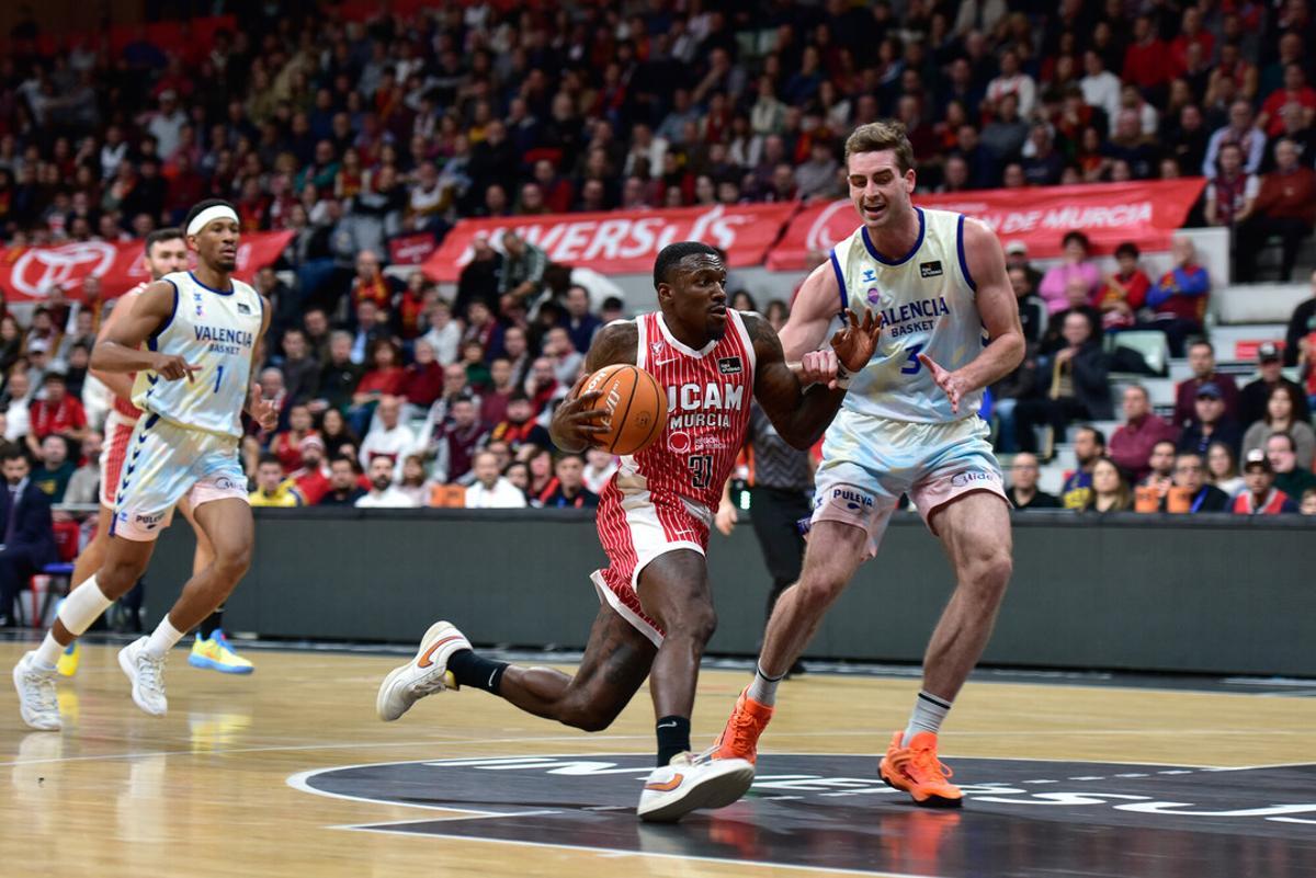 Nate Reuvers intenta frenar a Dylan Ennis.
