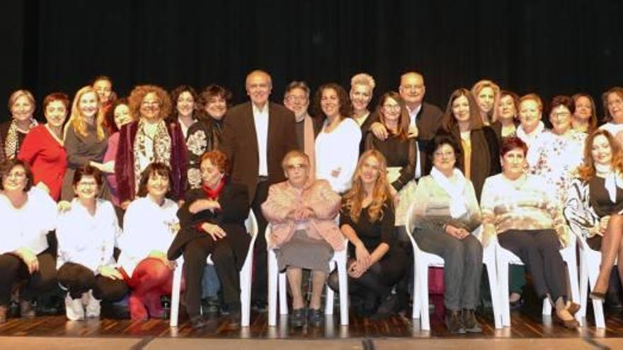 El acalde, la concejala, los autores del libro y las homenajeadas tras la presentación llevada a cabo en el Teatro Moderno.