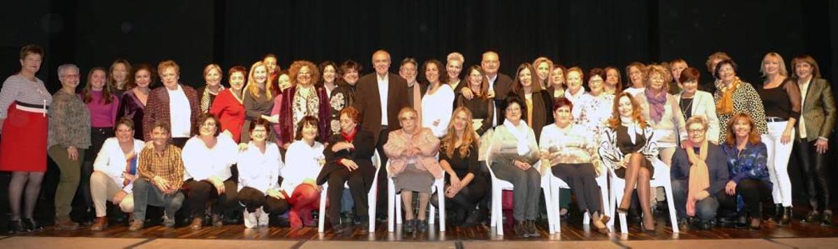 El acalde, la concejala, los autores del libro y las homenajeadas tras la presentación llevada a cabo en el Teatro Moderno.