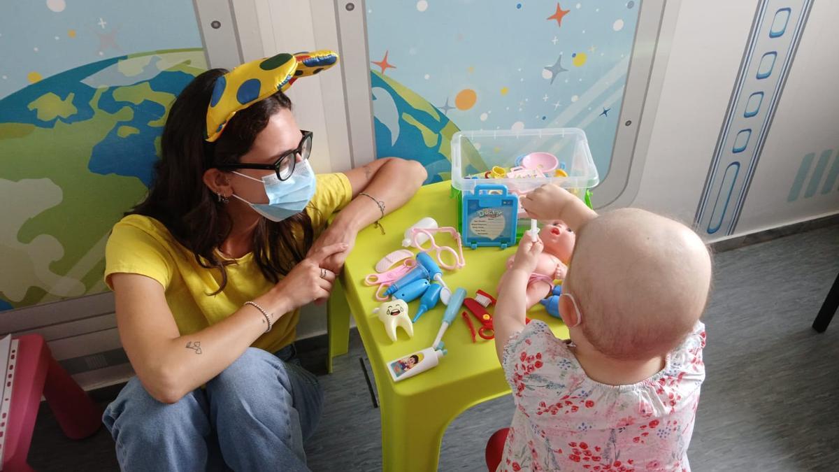 Una menor con cáncer juega en un hospital de las Islas
