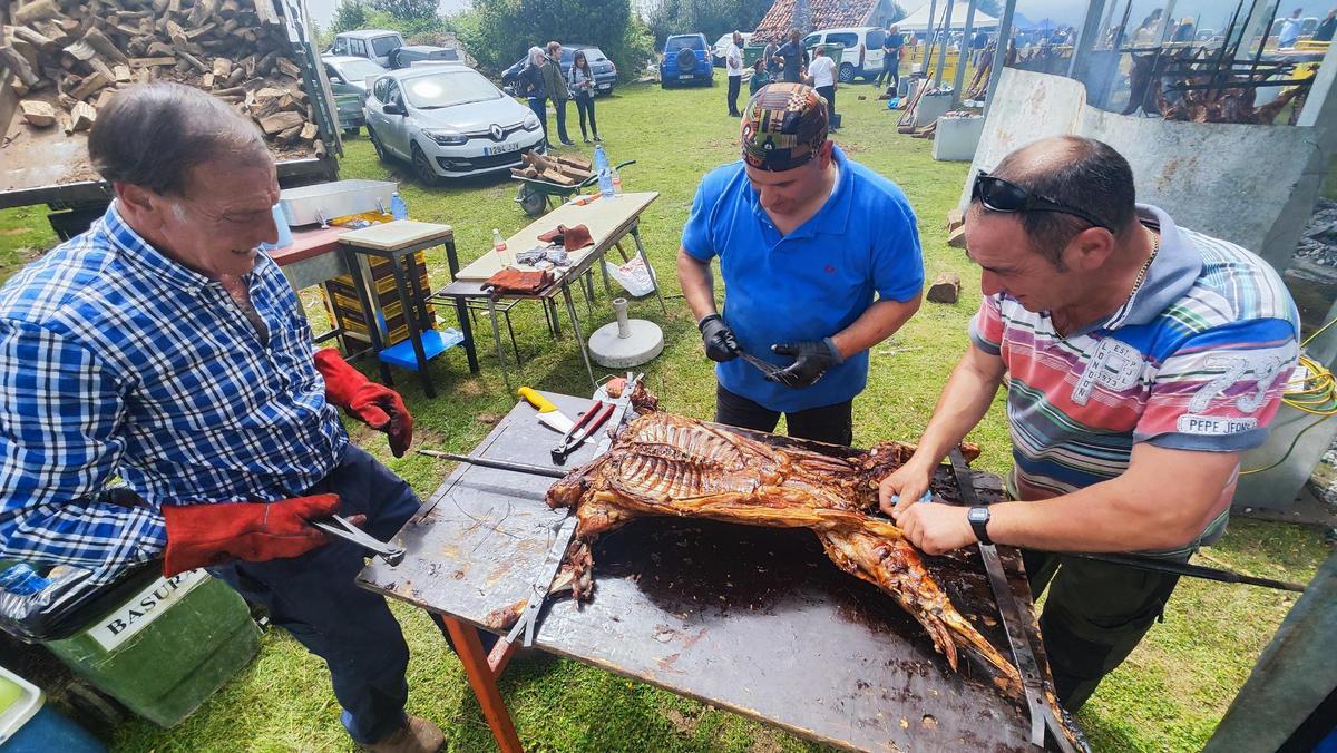 Fiesta del corderu en el prau Llaguezos asadores Lena Quiros