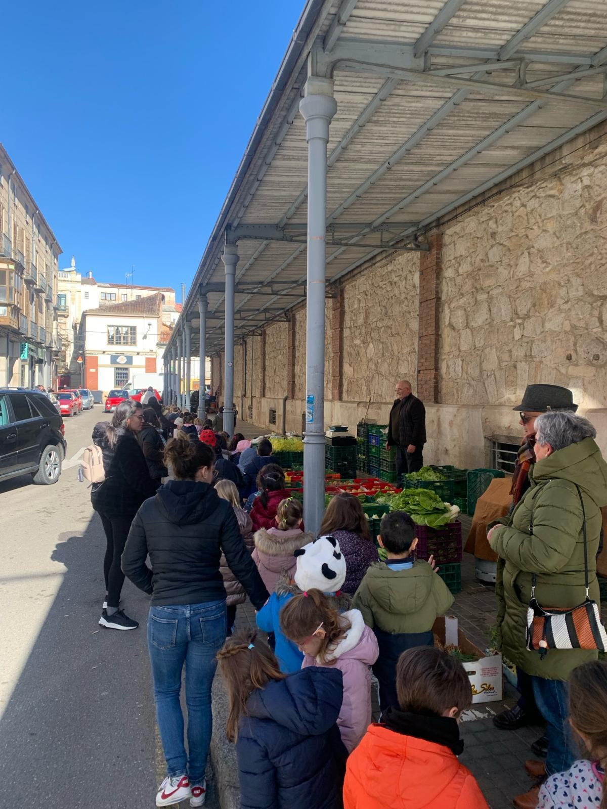 GALERÍA | Visita inesperada en el Mercado de Abastos: los niños de Infantil del Sagrado Corazón de Jesús