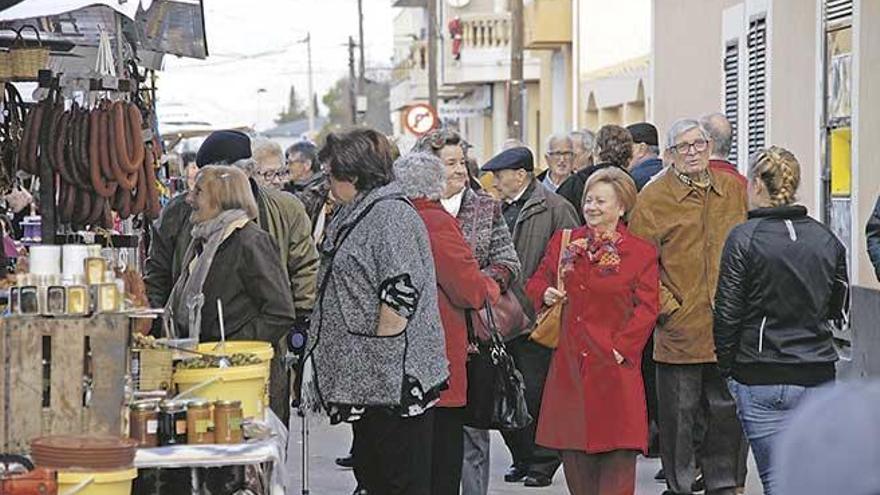 Las calles de Es Pla de na Tesa se llenaron de mucha animación matinal.