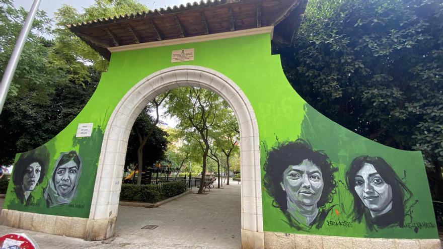 El Ayuntamiento de Palma permite que un mural transforme la puerta del Parc de Ses Veles