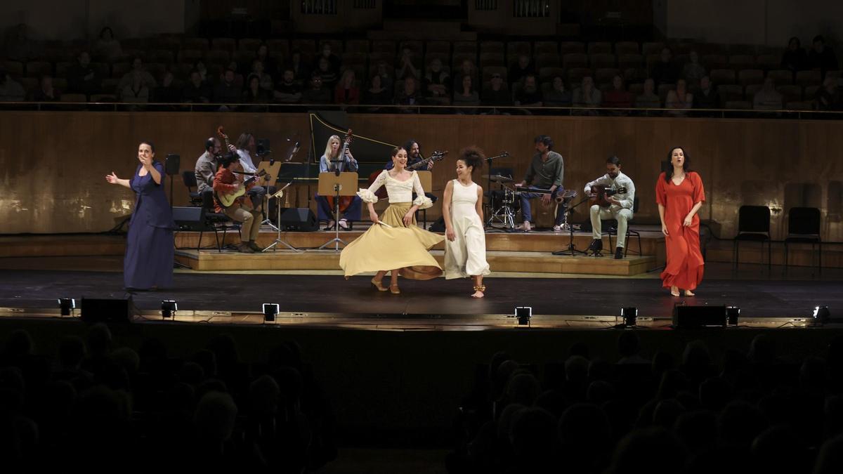 El elenco del espectáculo 'Gugurumbé, las raíces negras' durante su actuación en el Auditorio Nacional de Madrid