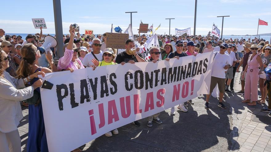 Estalla la indignación en Telde: más de mil personas claman contra las jaulas marinas tras el cierre de 17 playas