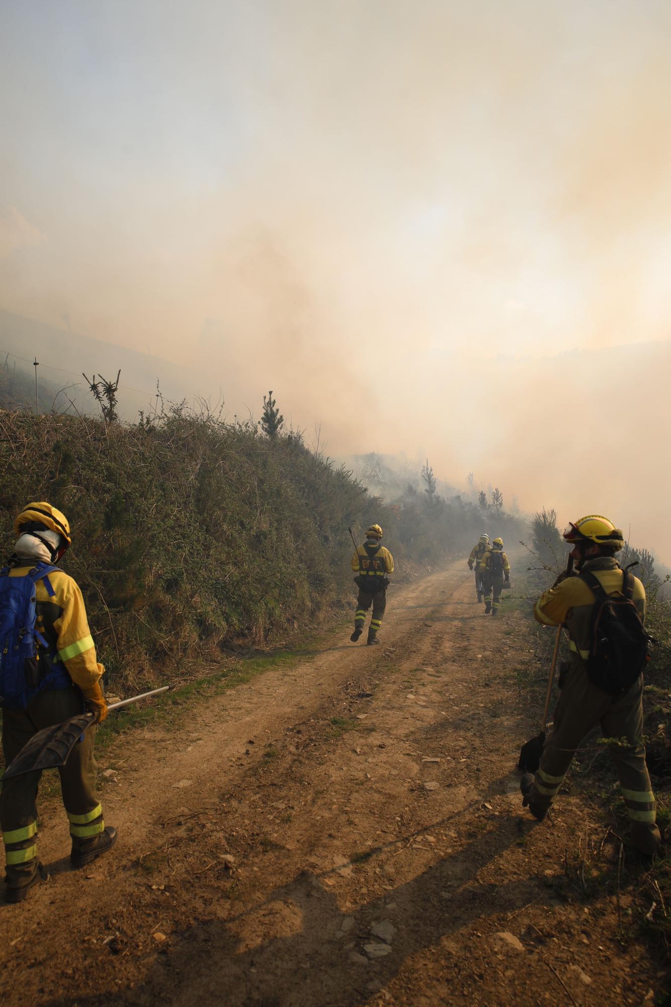 Las imágenes del preocupante incendio en Tineo