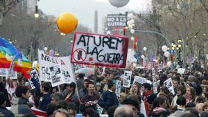 Manifestación contra la guerra de Irak en el paseo de Gràcia de Barcelona, en 2003.