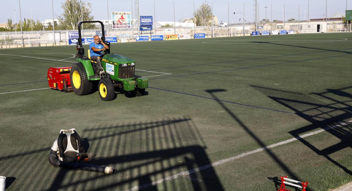 El antes y el después del campo de fútbol de San José tras la gran tormenta del sábado El antes y el después del campo de fútbol de San José tras la gran tormenta del sábado