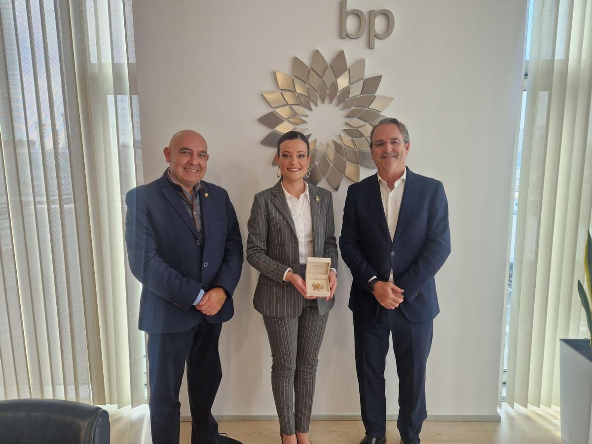 El presidente de la Junta de Festes, Raúl collazos; con la reina, Clara Sanz; y el director de la refinería de bp en Castellón, Francisco Quintana.
