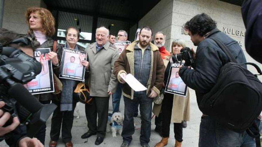 David Reboredo, en el centro junto a su padre, ayer en los juzgados vigueses.  // Jesús de Arcos