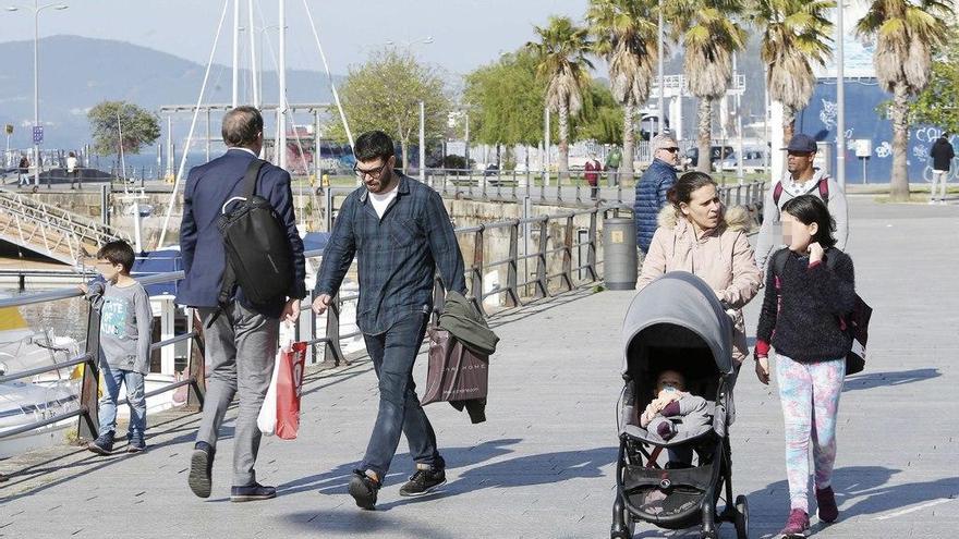 Transeúntes, ayer, disfrutando del buen tiempo en la zona de A Laxe, en Vigo. // Marta G. Brea