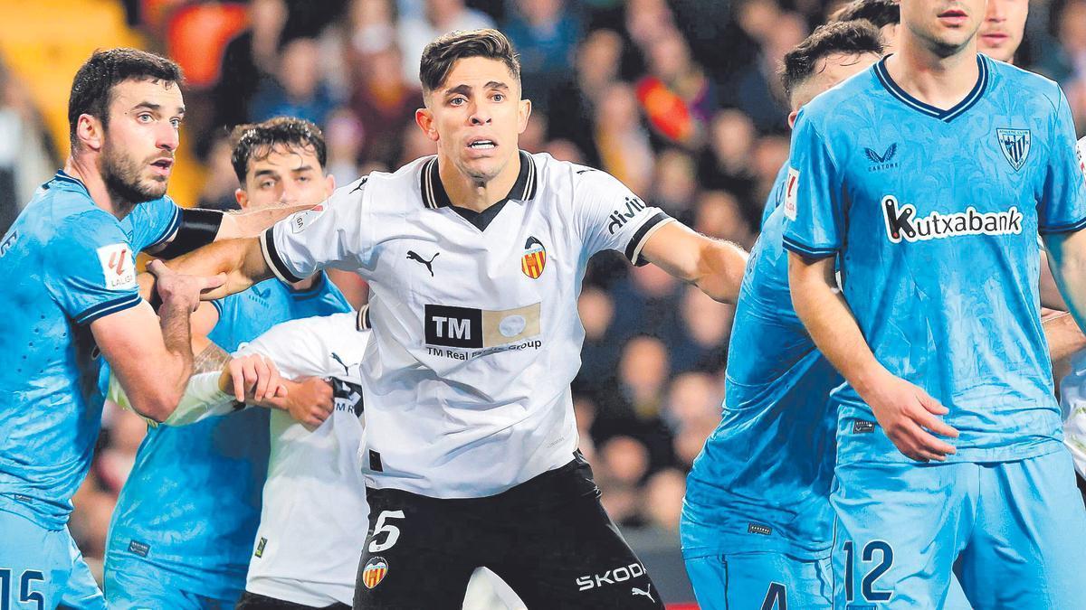 Paulista durante un partido con el Valencia