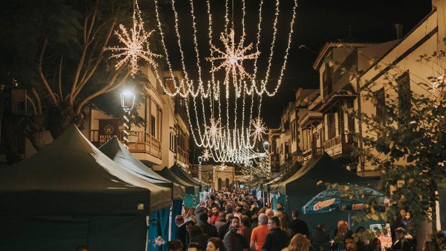 Mercado navideño en la calle principal del casco moyense.