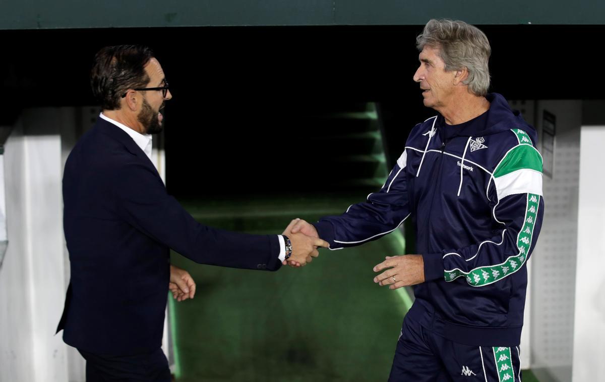 Bordalás y Pellegrini se saludan antes de un partido de Liga entre el Valencia y el Betis.