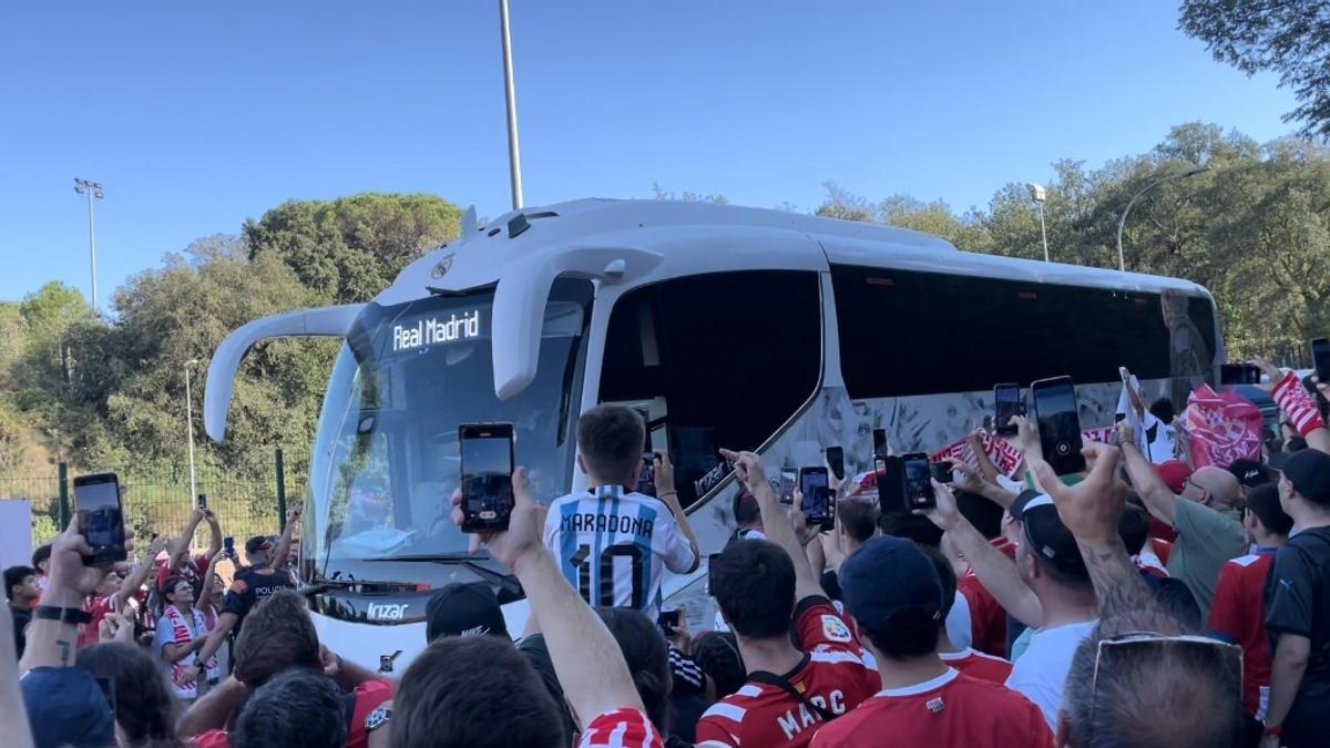 L'autobús del Reial Madrid arribant a Montilivi.