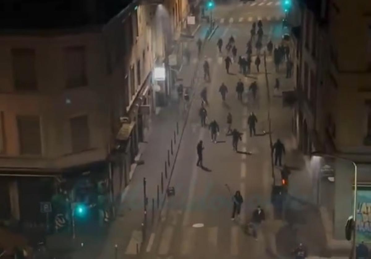 Imágenes de los incidentes entre ultras del Lyon y del Celta después del partido en el Groupama Stadium