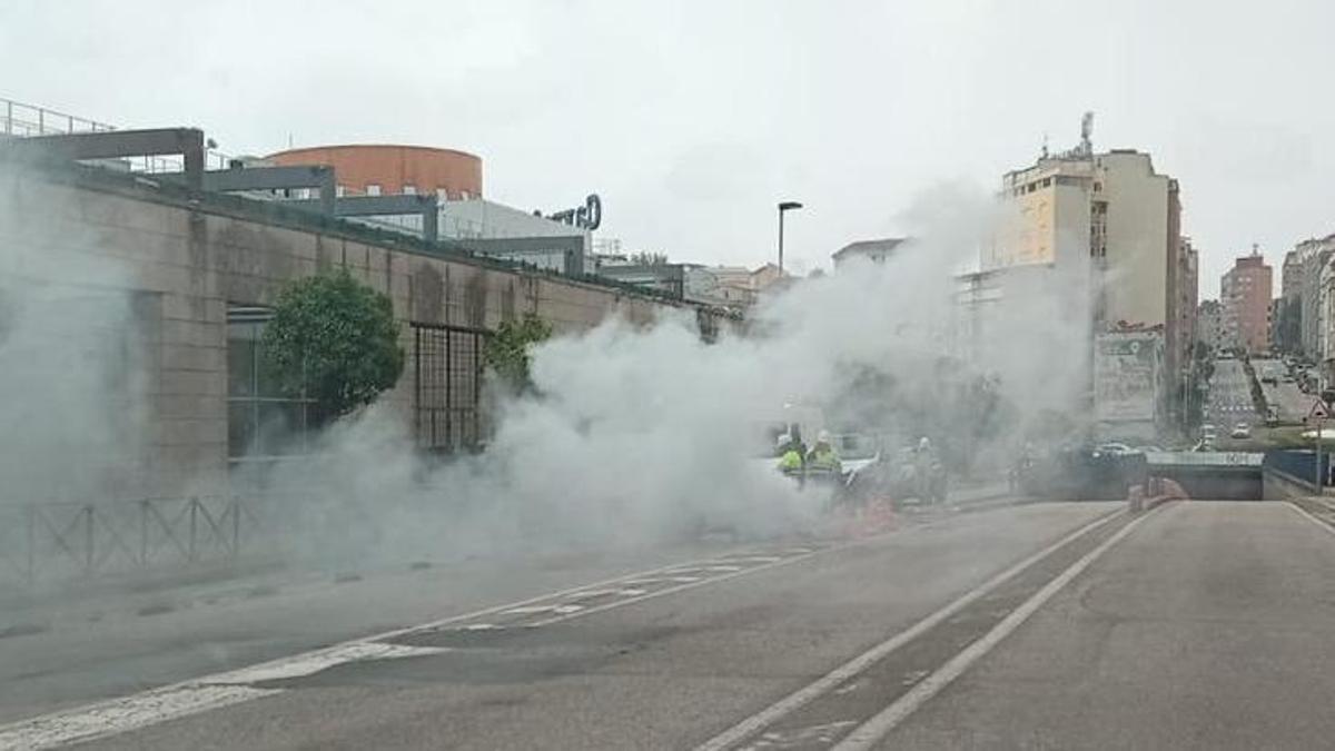 Operarios de Edelne trabajan en Travesía de Vigo para solucionar la avería en la red eléctrica