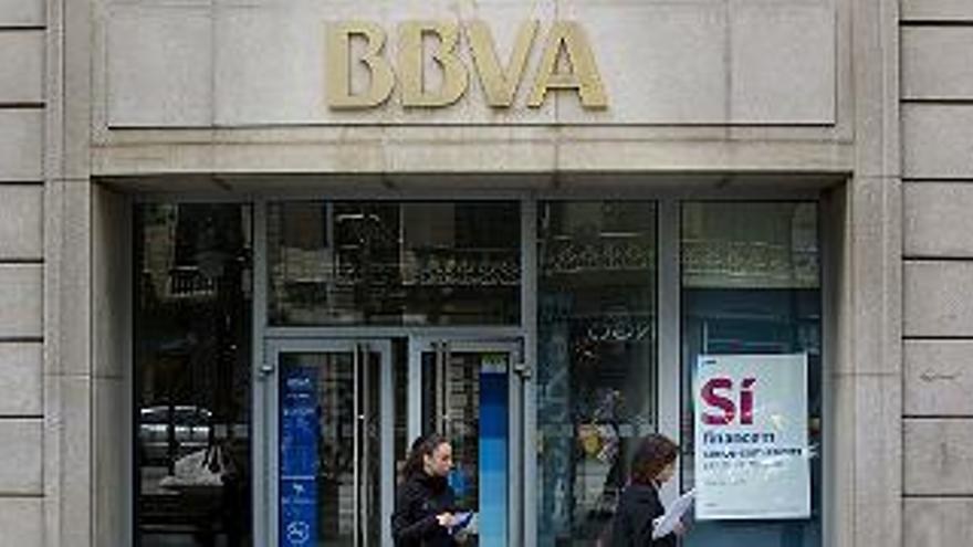 La banca española empieza a cobrar por los depósitos a los grandes clientes