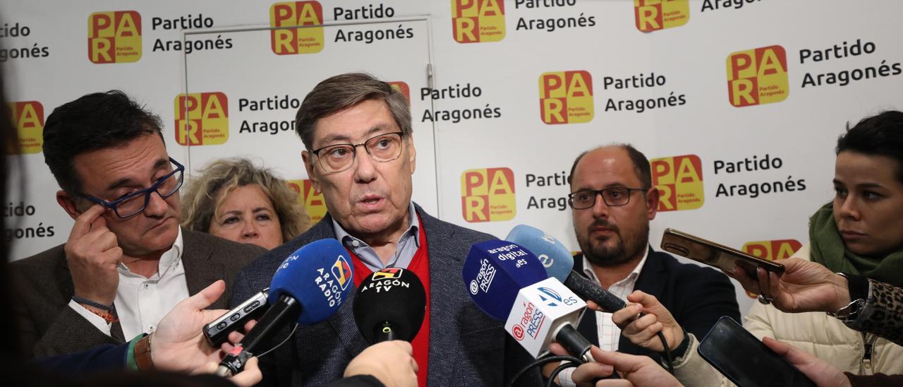 Aliaga atiende a los medios junto a Roque Vicente, María Morera y Alberto Izquierdo, en la sede del partido.