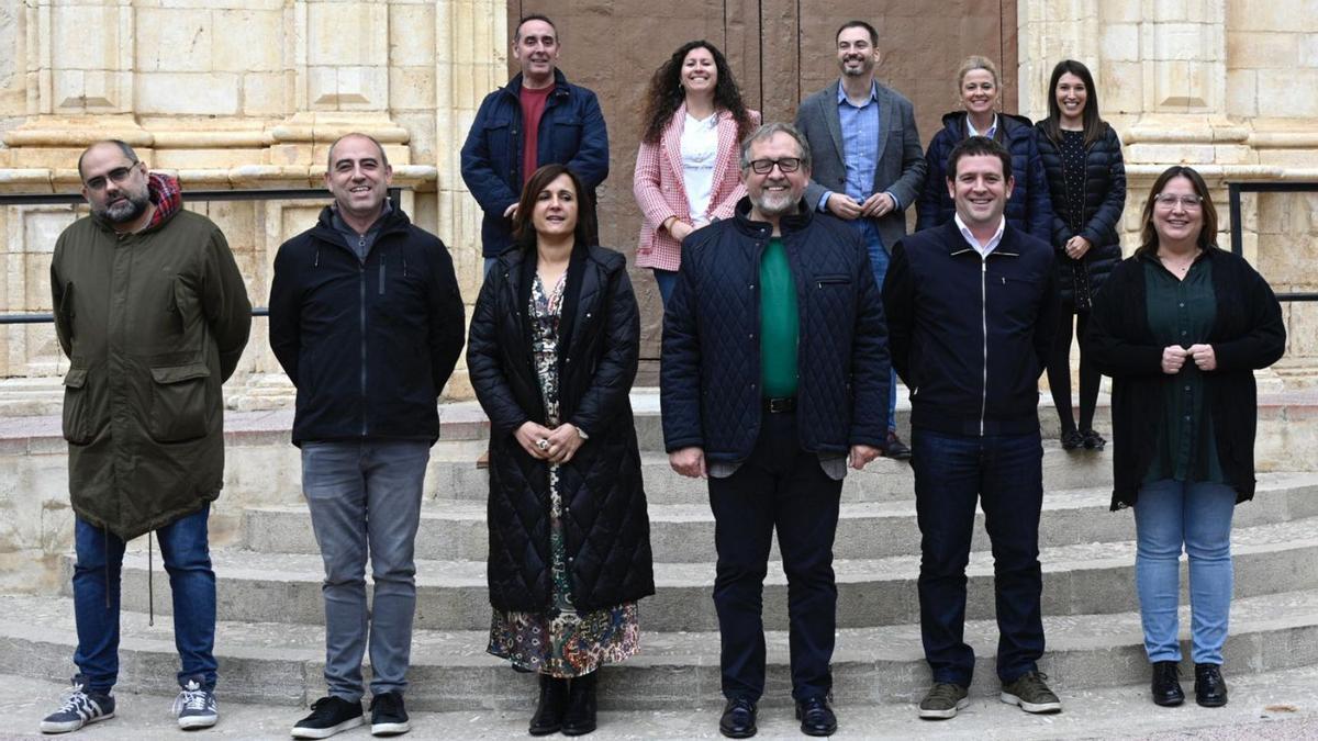 El equipo de gobierno, con José Martí al frente y la alcaldesa de Albocàsser, Isabel Albalat, donde celebraron una junta tras visitar la comarca.