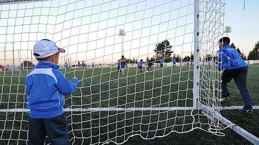 Un partido en el campo de Brexo, en 2017. |   // CARLOS PARDELLAS