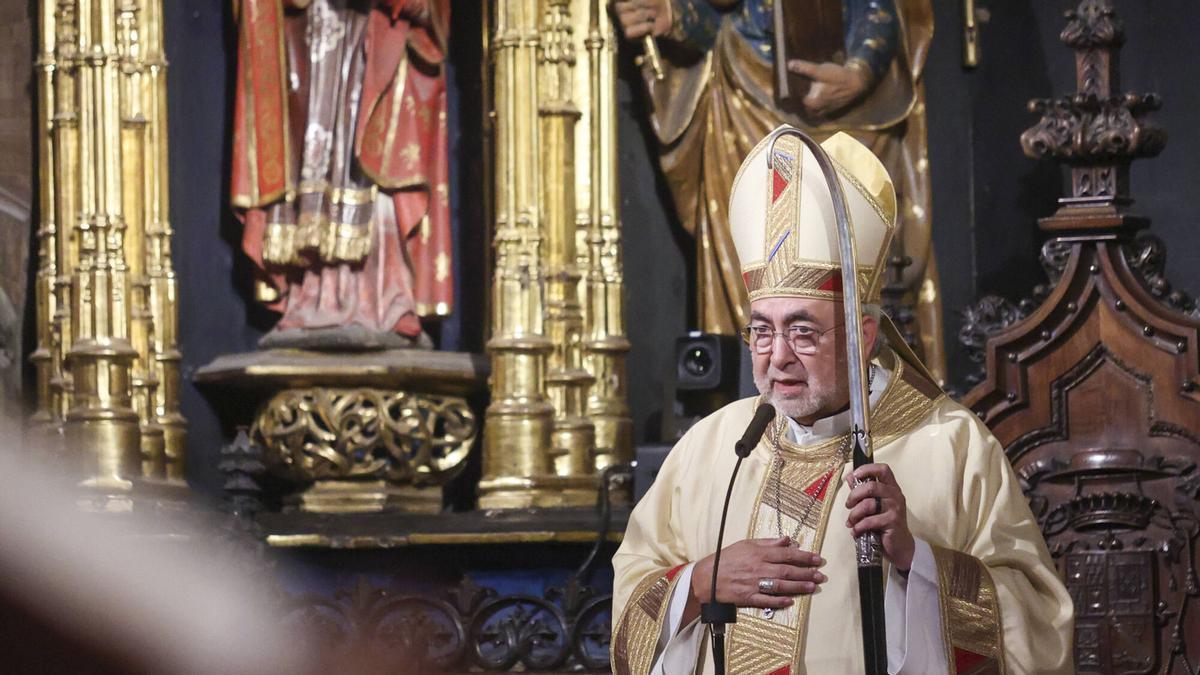 VÍDEO: La Catedral celebra San Salvador con la tradicional bendición de las hojas de laurel que se colocan en la imagen