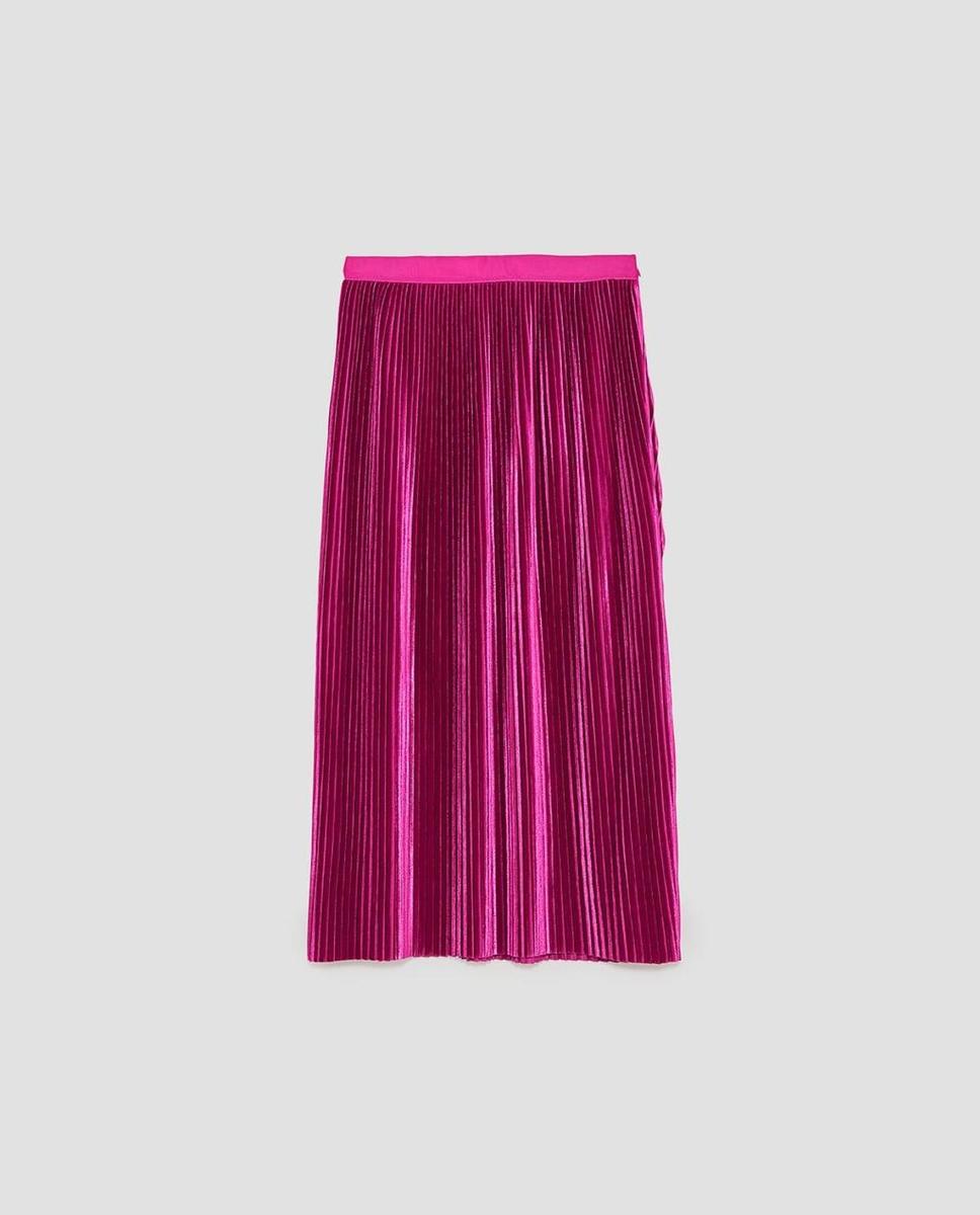 Falda plisada de terciopelo en color fucsia de Zara. (Precio: 25, 95 euros)