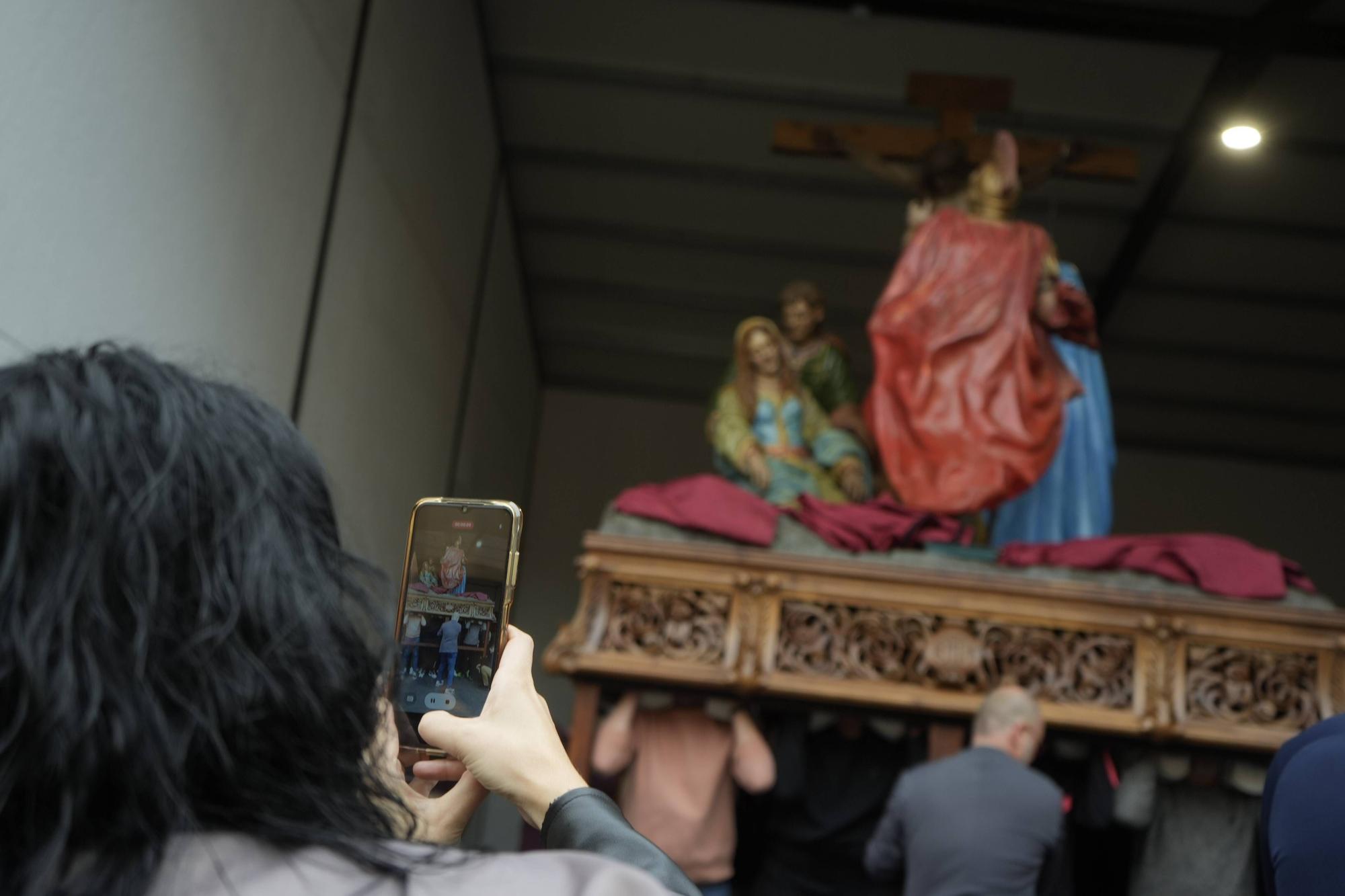 Los pasos del Santo Entierro abandonan la carpa de San Esteban.