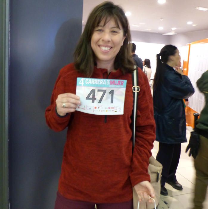 Recogida de dorsales en el Thader para la IV Carrera de la Mujer (Mañana)