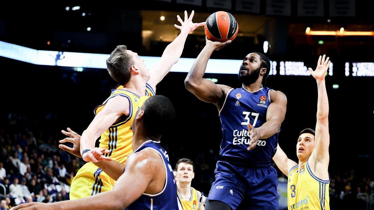 Semi Ojeleye, el mejor taronja en el partido entre el Alba Berlin y el Valencia Basket