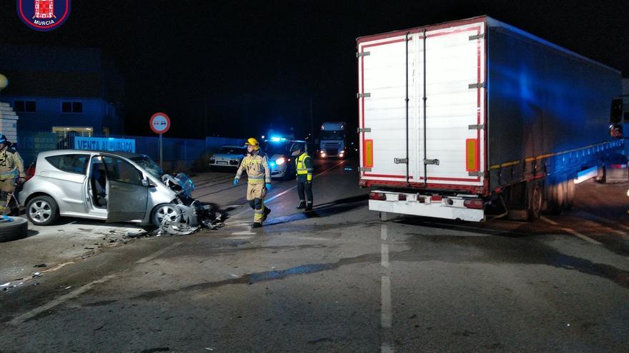 Muere el conductor de un coche al chocar con un camión de madrugada en Cobatillas