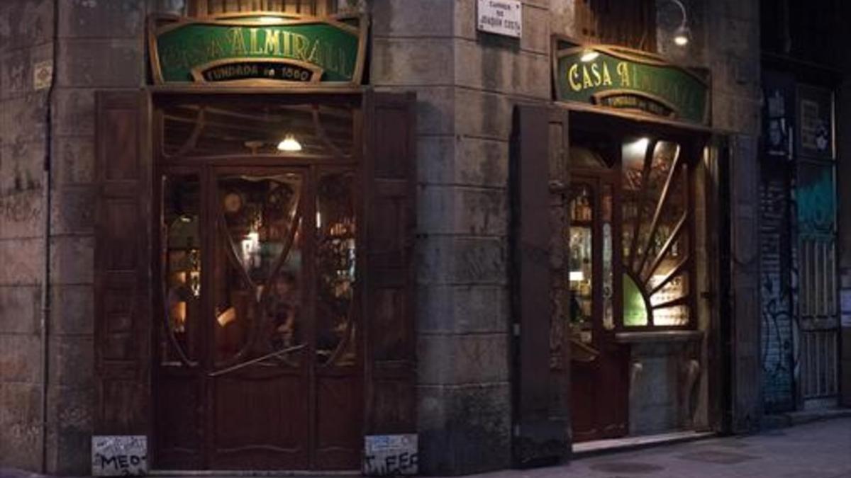 Imágenes del bar Casa Almirall,  en la calle de Joaquim Costa, en el Raval.